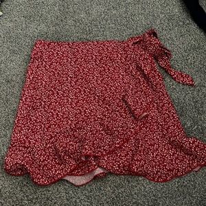 Super cute summer skirt. Tie on the side.